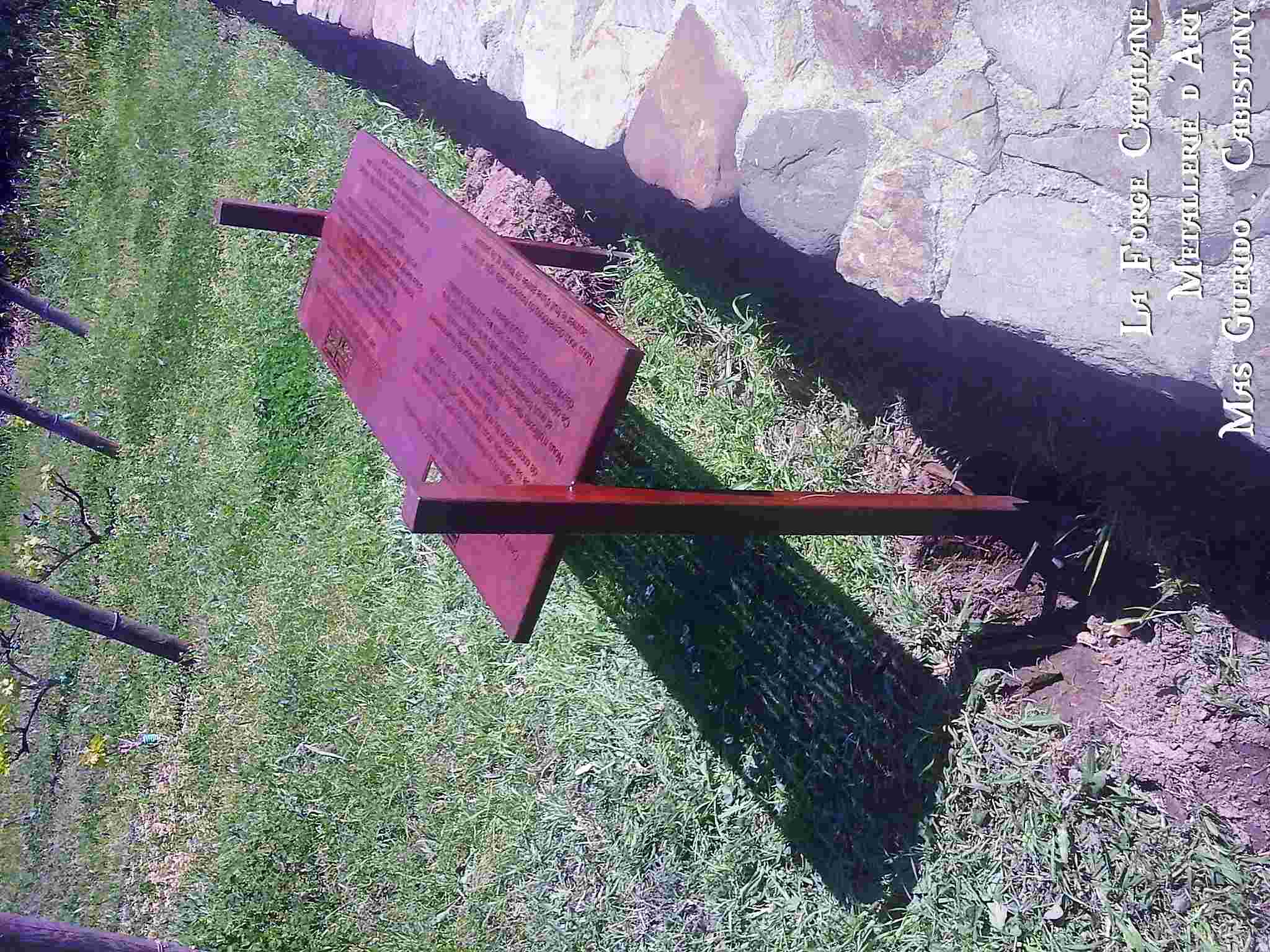 panneau decoupe laser explication vignoble drapeau anglais camping criques porteils collioure forge catalane 2.jpg